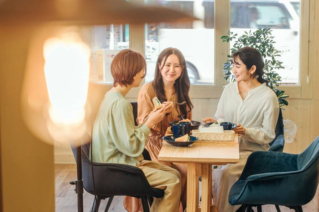 Bukan hanya untuk mereka yang melahirkan anak saja, Hari Ibu menjadi bentuk perayaan bahwa perempuan merupakan sosok yang kuat, penuh kasih, dan inspiratif. Foto: Shutterstock