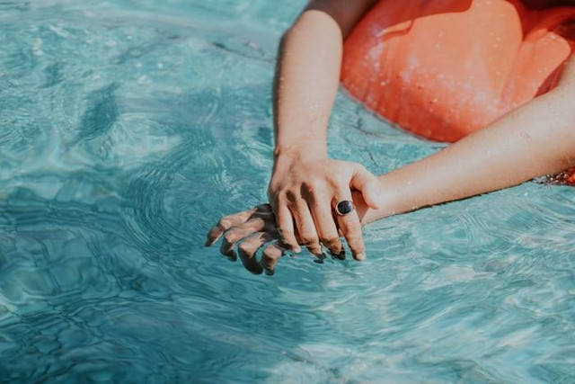 Hotel dengan jacuzzi di Ciwidey. Foto hanyalah ilustrasi bukan tempat sebenarnya. Sumber: Unsplash/Fakhri Labib