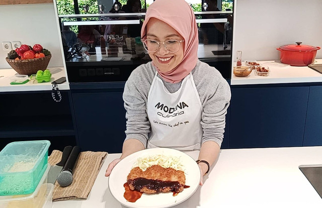 Chef Citra menunjukkan menu ayam katsu kreasinya. Foto: Masruroh/Basra