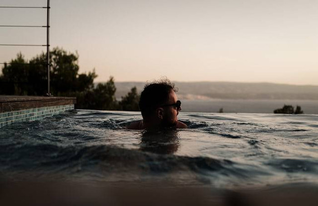 Hotel dengan Jacuzzi di Lembang. Foto hanyalah hanyalah bukan tempat sebenarnya. Sumber: Unsplash/Jonas Allert