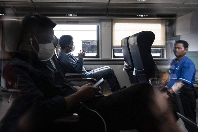 Sejumlah penumpang berada di dalam gerbong kereta api Kereta api Gaya Baru Malam Selatan di Stasiun Senen, Jakarta, Sabtu (21/12/2024). Foto: Aprillio Akbar/ANTARA FOTO