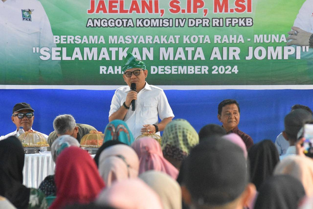 Jaelani, anggota Komisi IV DPR RI saat reses di Sungai Jompi, Kecamatan Katobu, Kabupaten Muna, pada Sabtu, (21/12). Foto: Dok. Istimewa.