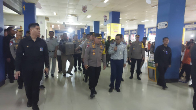 Kapolri Jenderal Listyo Sigit melakukan peninjauan di Terminal Tipe A Tirtonadi Solo, Sabtu (21/12/2024). Foto: Dok. kumparan