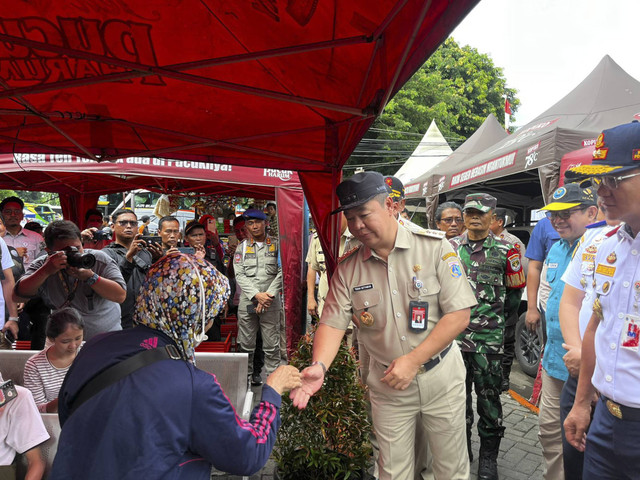 PJ Gubenur Jakarta Teguh Setyabudi melakukan peninjauan arus mudik Natal dan tahun baru di Terminal Kalideres, Jakarta Barat, Sabtu (21/12/2024). Foto: Rayyan Farhansyah/kumparan