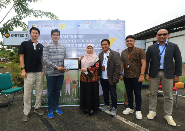 Manajer Layanan Prioritas dan PAE PLN UID Kalbar Uray Kurnawati menyerahkan Renewable Energy Certificate (REC) Kepada Branch Operation Head PT United Tractors Tbk Pontianak, Rimba Kusumadilaga di kantornya Jalan Adi Sucipto. Foto: Dok. PLN Kalbar