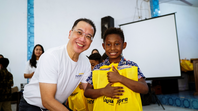 Direktur Information Technology Bank Mandiri, Timothy Utama saat membagikan paket dalam merayakan Natal 2024 di Panti Asuhan dan Jompo Berkat Kasih Imannuel, Cilincing, Jakarta Utara. Foto: Dok. Bank Mandiri