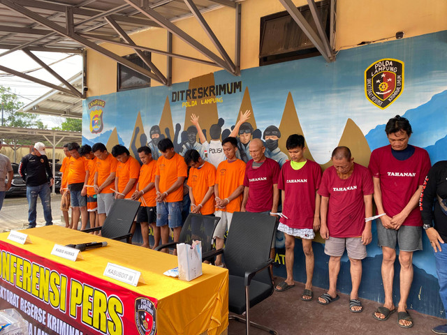 13 pelaku pemerasan di Lampung Utara yang berhasil diamankan Polisi. | Foto: Sinta Yuliana/Lampung Geh