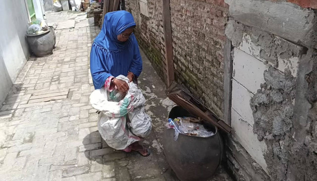 Misdiah, nenek di Surabaya yang jadi pemulung demi anak-cucu. Foto: Dok. Mili.id