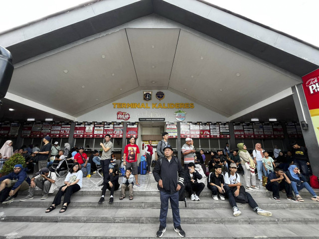 Suasana Terminal Kalideres Menjelang Natal dan Tahun Baru, Sabtu (21/12/2024). Foto: Rayyan Farhansyah/kumparan