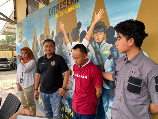 Pelaku pencabulan terhadap anak tiri yang berhasil diamankan. | Foto: Sinta Yuliana/Lampung Geh