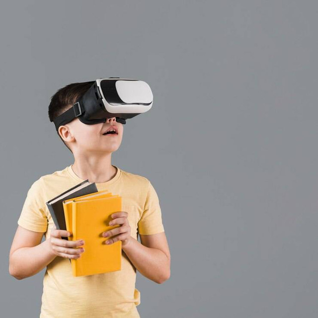 Seorang anak belajar menggunakan VR sumber: (https://www.freepik.com/free)