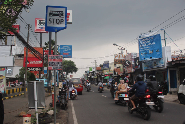 Lokasi Halte Jatinangor Town Square, TMP Rute 5 Jatinangor-Dipatiukur. Halte hanya ditandai dengan way finding tanpa papan informasi, guiding blocks, ataupun bangunan halte itu sendiri. (3/11/2024) Foto: Jacinda Claramurti.