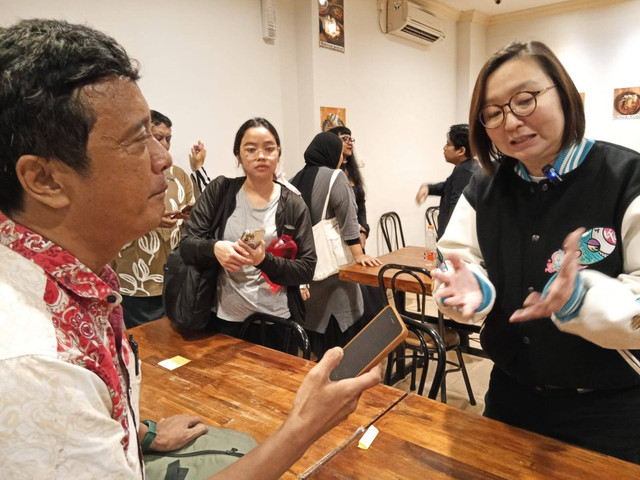 Wamenkraf Irene Umar saat berbincang dengan salah satu pelaku ekonomi kreatif di Surabaya, Sabtu (21/12) malam. Foto: Masruroh/Basra