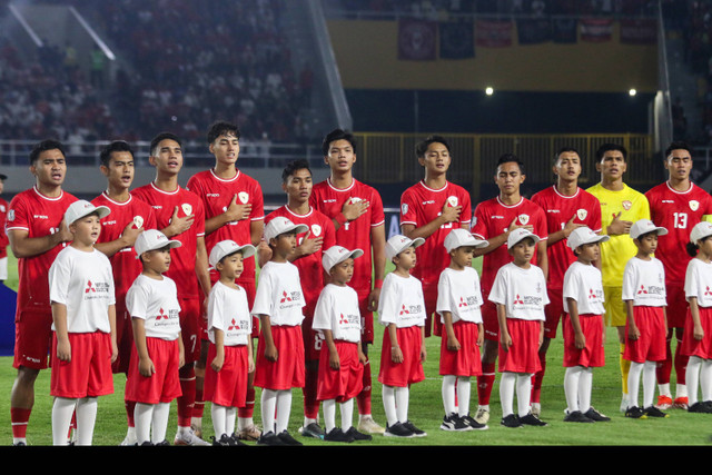 Pesepak bola Timnas Indonesia menyanyikan lagu Indonesia Raya sebelum bertanding melawan Timnas Filipina saat pertandingan Grup B ASEAN Cup 2024 di Stadion Manahan, Solo, Jawa Tengah, Sabtu (21/12/2024). Foto: ANTARA FOTO/Mohammad Ayudha