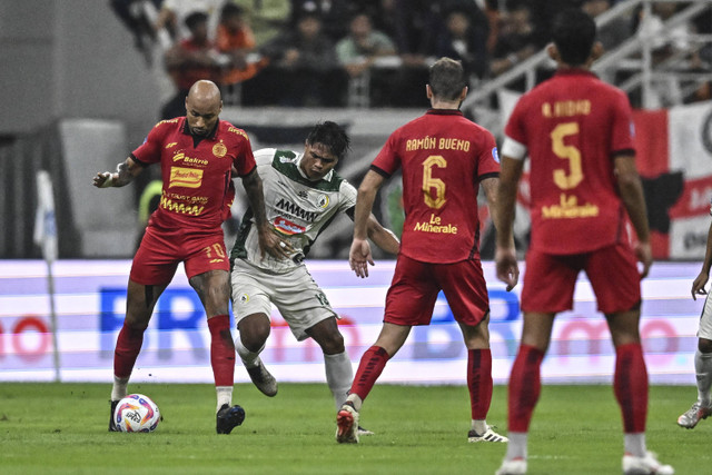 Pesepak bola Persija Jakarta Gustavo Almeida (kiri) berebut bola dengan pesepak bola PSS Sleman Fachruddin (kedua kiri) dalam pertandingan Liga 1 di Jakarta International Stadium (JIS), Jakarta, Sabtu (21/12/2024). Foto: ANTARA FOTO/Aprillio Akbar