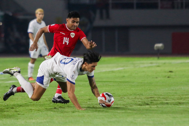 Pesepak bola Timnas Indonesia Asnawi Mangkualam (kedua kanan) berusaha merebut bola dari pesepak bola Timnas Filipina Michael T. Kempter (kanan) saat pertandingan Grup B ASEAN Cup 2024 di Stadion Manahan, Solo, Jawa Tengah, Sabtu (21/12/2024). Foto: ANTARA FOTO/Mohammad Ayudha