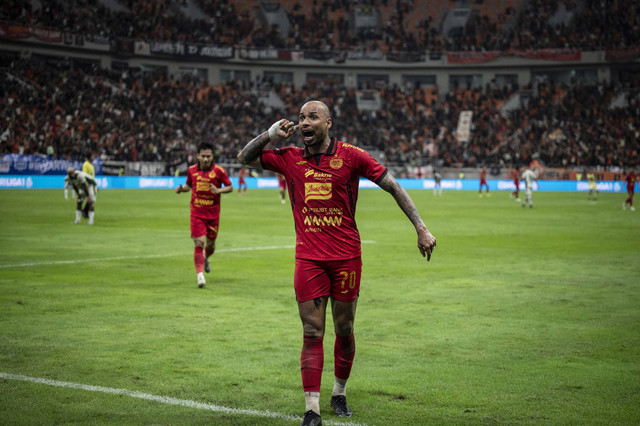 Pesepak bola Persija Jakarta Gustavo Almeida berselebrasi usai mencetak gol ke gawang PSS Sleman dalam pertandingan Liga 1 di Jakarta International Stadium (JIS), Jakarta, Sabtu (21/12/2024). Foto: ANTARA FOTO/Aprillio Akbar