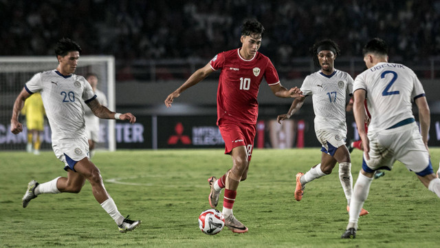 Pesepak bola Timnas Indonesia Rafael William Struick (kedua kiri) berusaha melewati tiga pesepak bola Timnas Filipina saat pertandingan Grup B ASEAN Cup 2024 di Stadion Manahan, Solo, Jawa Tengah, Sabtu (21/12/2024). Foto: ANTARA FOTO/Mohammad Ayudha