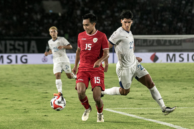 Pesepak bola Timnas Indonesia Muhammad Rayhan Hannan (kedua kanan) berebut bola dengan pesepak bola Timnas Filipina Michael Tribaco Kempter (kanan) saat pertandingan Grup B ASEAN Cup 2024 di Stadion Manahan, Solo, Jawa Tengah, Sabtu (21/12/2024). Foto: ANTARA FOTO/Mohammad Ayudha