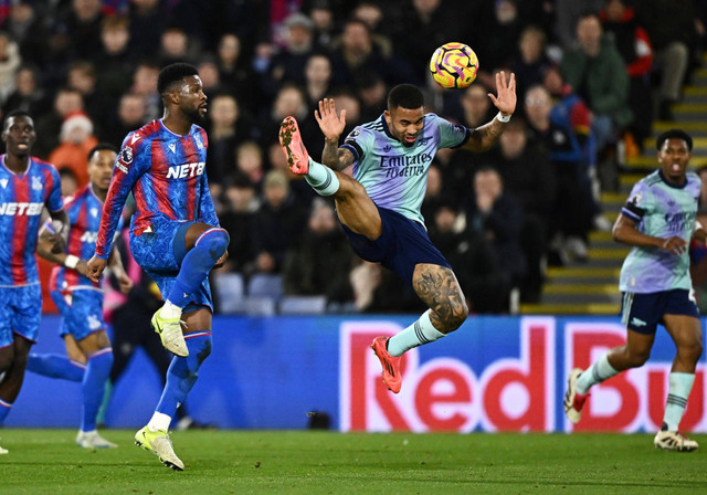 Aksi Gabriel Jesus (kanan) saat Crystal Palace vs Arsenal dalam laga pekan ke-17 Liga Inggris 2024/25 di Stadion Selhurst Park pada Minggu (22/12) dini hari WIB. Foto: REUTERS/Dylan Martinez