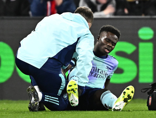 Bukayo Saka cedera saat Crystal Palace vs Arsenal dalam laga pekan ke-17 Liga Inggris 2024/25 di Stadion Selhurst Park pada Minggu (22/12) dini hari WIB. Foto: REUTERS/Dylan Martinez