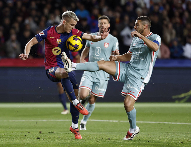 Barcelona vs Atletico Madrid dalam laga pekan ke-19 Liga Spanyol 2024/25 di Stadion Olimpiade Lluis Companys, Minggu (22/12) dini hari WIB. Foto: REUTERS/Juan Medina