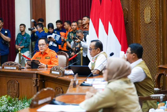 Pj Gubernur Jatim Adhy Karyono (kemeja oranye). Foto: Humas Pemprov Jatim 