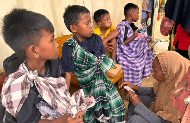 Sejumlah anak-anak usai mengikuti sunatan massal PT Bukit Gamping Resources di Buton Tengah.