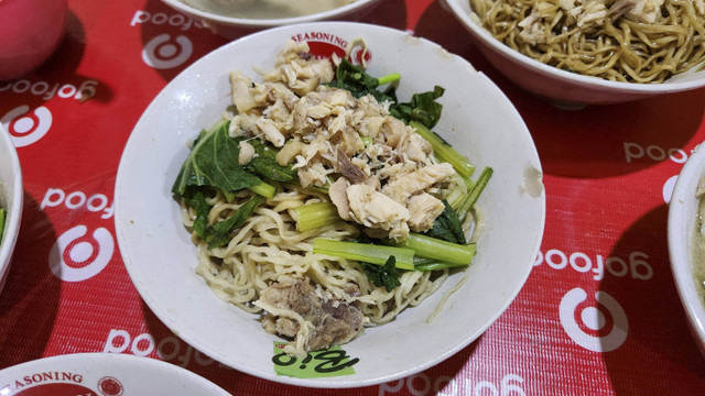 Suasana dan makanan Bakmi Roxy Cikini, salah satu kuliner favorit di Jakarta yang sudah melegenda sejak tahun 1990-an. Foto: Azalia Amadea/kumparan