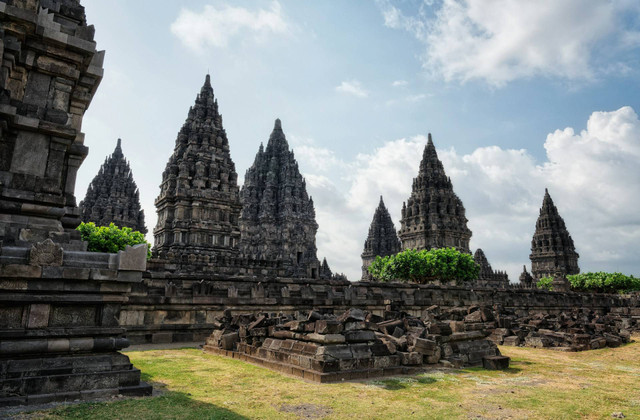 Line up Prambanan Jazz 2025. Foto Candi Prambanan, Venue PJF 2025. Sumber: Unsplash/Takashi Miyazaki