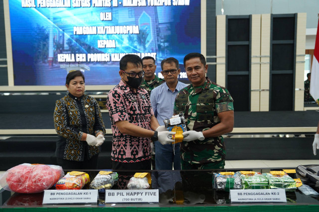 Pangdam XII/Tanjungpura, Mayjen TNI Iwan Setiawan saat menyerahkan hasil tangkapan berupa 6,2 Kg sabu dan 700 pil  Happy Five. Foto: Dok, Kodam XIII/Tanjungpura