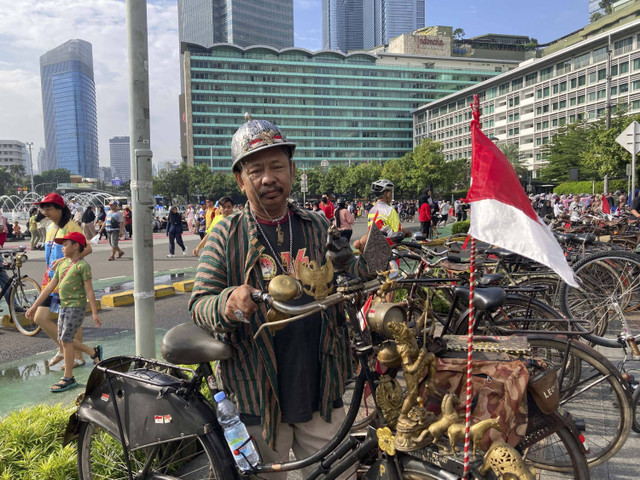 Heri (64), salah satu anggota komunitas Monas Grup yang mengenalkan sejarah Tanah Jawa melalui sepeda antik, di Kawasan Bundaran HI, Jakarta Pusat, Minggu (22/12/2024). Foto: Alya Zahra/kumparan 