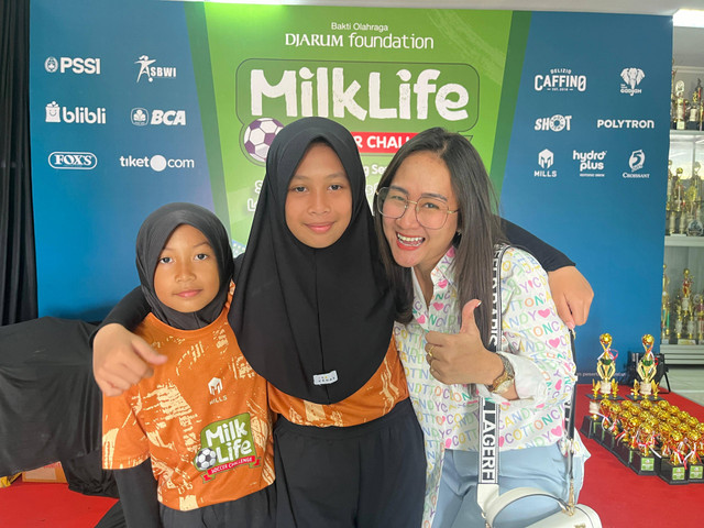 Manda Merysa dan anaknya Cellica Adzkia Putri di MilkLife Soccer Challenge Semarang Series 2 2024. Foto: Aji Nugrahanto/kumparan