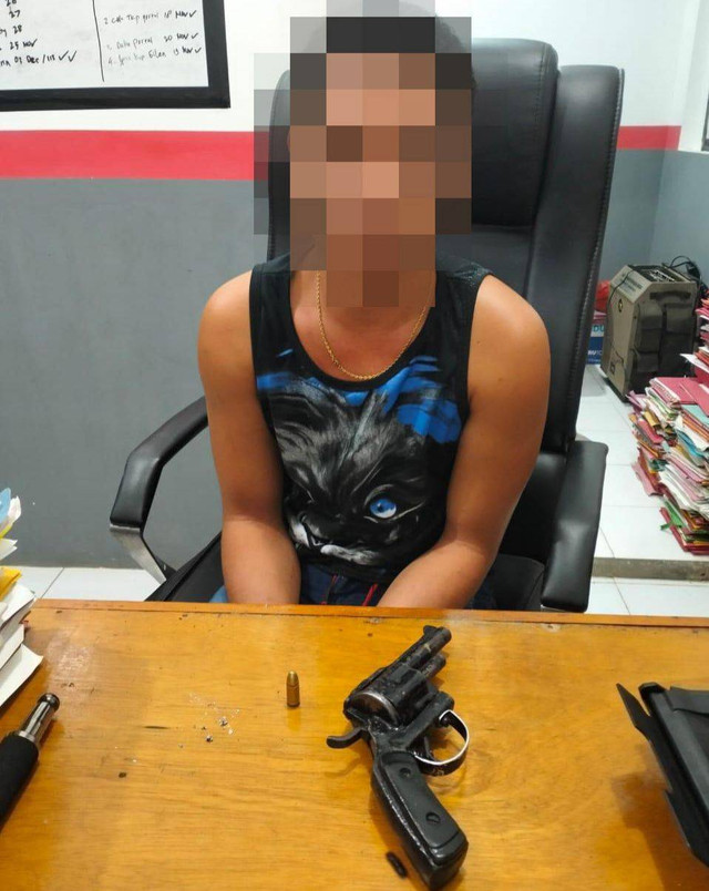 Pria di Manis Mata, Ketapang dan pistol yang disimpan di rumahnya. Foto: Dok Polres Ketapang