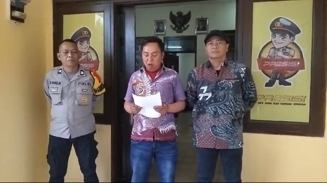 Seorang pemandu jalur alternatif di Puncak, Bogor berinisal CN alias Bokep (tengah) melakukan permohonan maaf usai memeras wisatawan yang diantarnya. Foto: Dok. Istimewa