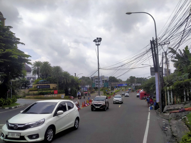 Pengendara melintas saat situasi ramai lancar di Jalan Raya Puncak, Bogor, Jawa Barat, Minggu (22/12/2024). Foto: kumparan