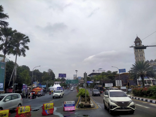 Polisi menerapkan one way di Puncak arah ke Jakarta, Minggu (22/12/2024). Foto: kumparan