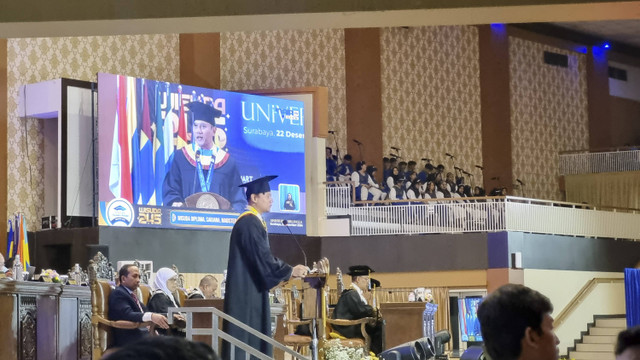 Menteri Koordinator Infrastruktur dan Pembangunan Wilayah (Menko IPK) Agus Harimurti Yudhoyono (AHY) menjalani wisuda di Universitas Airlangga (Unair) Surabaya, Minggu (22/12/2024). Foto: Farusma Okta Verdian/kumparan