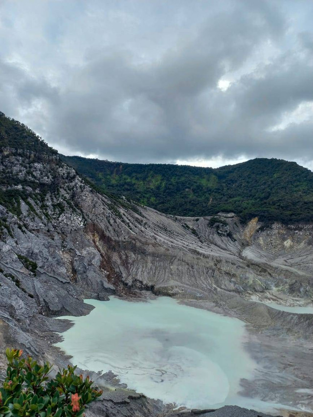 Foto Kawah Gunung Tangkuban Perahu, {Sumber : Dokumentasi Lusiana Agustina, 2024)