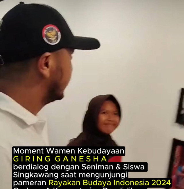 Wamen Giring saat berincang dengan salah satu siswi SDN 22 Singkawang yang karyanya dipamerkan di Rayakan Budaya Indonesia 2024. Foto: Dok. Instagram @MySingkawang