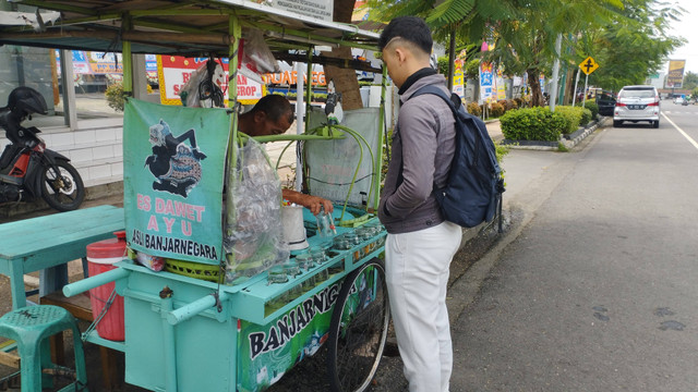 Salah satu penjual Dawet Ayu Banjarnegara, kredit foto pribadi