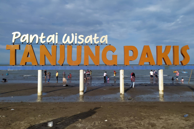 Pantai Tanjung Pakis di Karawang. Foto: Shutterstock