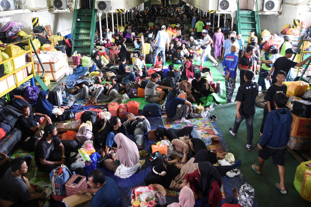 Sejumlah penumpang memenuhi geladak KM Prince Soyadi Pelabuhan Samarinda, Kalimantan Timur, Minggu (22/12/2024). Foto: M Risyal Hidayat/ANTARA FOTO