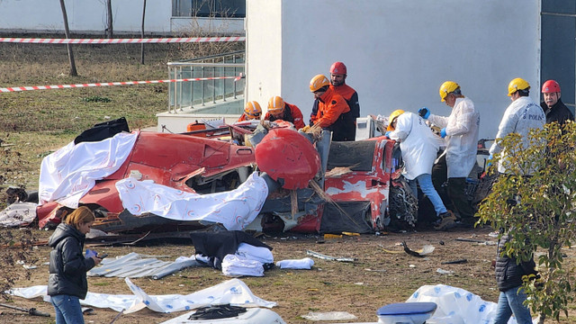 Petugas memeriksa puing-puing helikopter ambulans setelah bertabrakan dengan gedung rumah sakit di Mugla, Turki, Minggu (22/12/2024). Foto: Kenan Gurbuz/ REUTERS