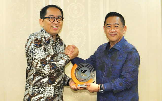 Direktur Utama Krakatau Steel, Muhamad Akbar (kanan) bersama Wakil Menteri Perindustrian Faisol Riza. Foto: Dok. Krakatau Steel