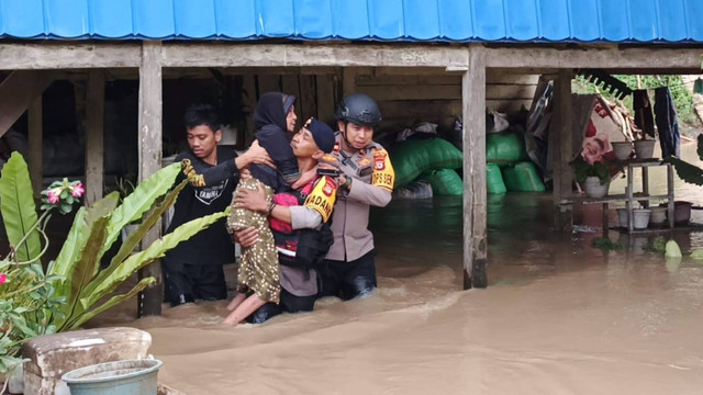 Personel Polsek Sabbangparu dan Brimob mengevakuasi nenek Hayati yang terdampak banjir di Desa Wage, Kabupaten Wajo. Foto: Dok. Polres Wajo