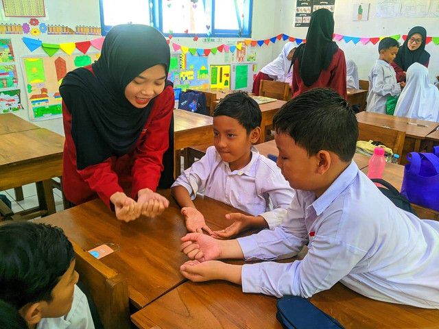 Mahasiswa Universitas Peradaban sedang menjelaskan Metode Jarimatika