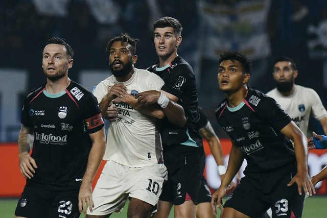 Persib Bandung melawan Persita Tangerang pada pertandingan Liga 1 di Stadion Gelora Bandung Lautan Api, Bandung, Minggu (12/22/2024). Foto: Instagram/@persib