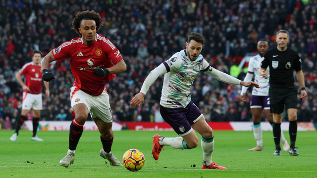 Pemain Manchester United Joshua Zirkzee berusaha melewati hadangan pemain AFC Bournemouth Adam Smith pada pertandingan Liga Inggris di Old Trafford, Manchester, Inggris, Minggu (22/12/2024). Foto: Lee Smith/REUTERS