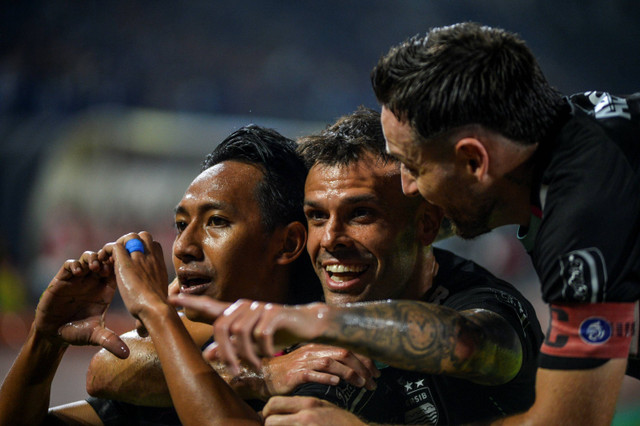 Selebrasi pemain Persib Bandung usai mencetak gol ke gawang Persita Tangerang pada pertandingan Liga 1 di Stadio Gelora Bandung Lautan Api, Bandug, Minggu (22/12/2024). Foto: Raisan Al Farisi/ANTARA FOTO